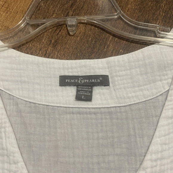 Peace & Pearls white Vneck Muslim top - Picture 5 of 7